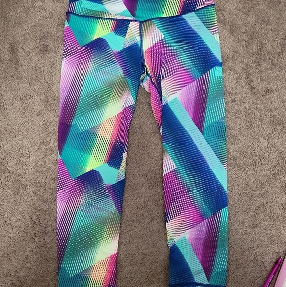 VS  Capri Leggings - Picture 2 of 4